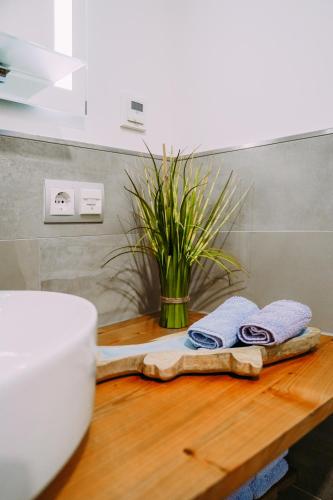 a table with two towels and a cup on it at Ferienwohnung Im Schafftl 10 in Ramsthal