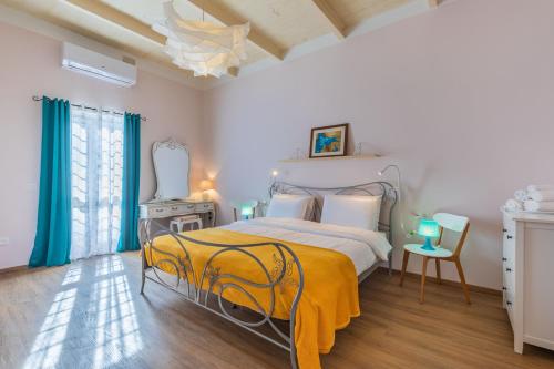 - une chambre avec un lit et une couverture jaune dans l'établissement Sunny Lodging, à Sliema