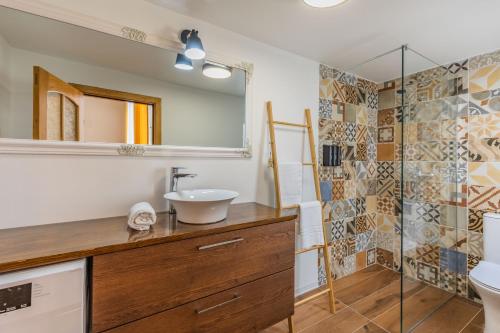 La salle de bains est pourvue d'un lavabo et d'un miroir. dans l'établissement Sunny Lodging, à Sliema