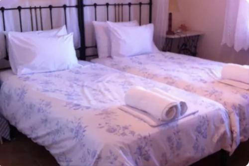 Un pat sau paturi într-o cameră la Villa Agali