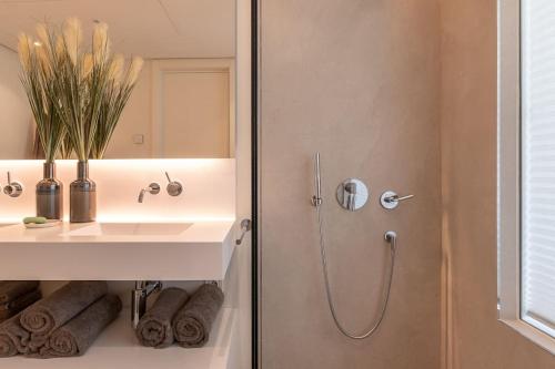 y baño con ducha y lavamanos. en Amazing Luxury Apt in Palo Alto, en Ojén