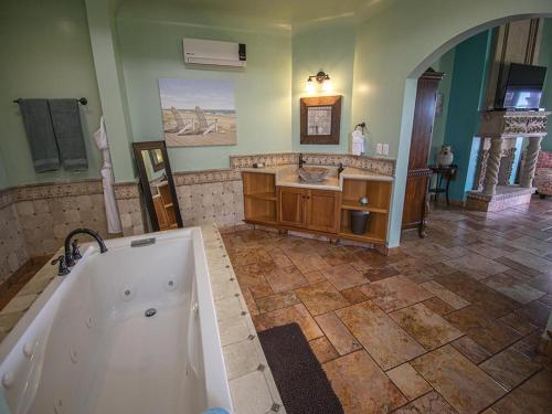 Barrón的住宿－Mazatln Villa Del Mar With Pool，带浴缸和盥洗盆的大浴室
