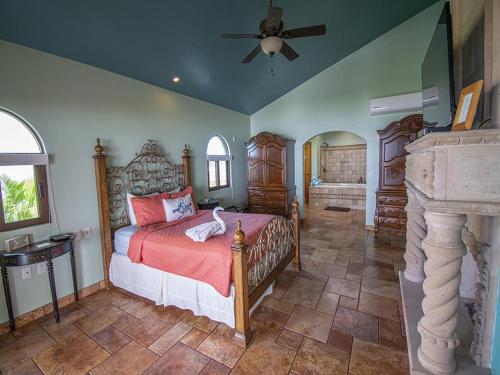 Barrón的住宿－Mazatln Villa Del Mar With Pool，一间卧室配有一张床和吊扇