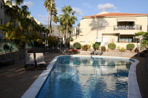 a swimming pool in front of a building at OJOS BONITOS in Adeje