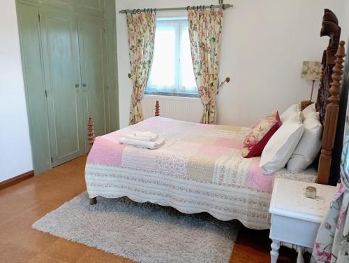 a bedroom with a bed with a pink and white blanket at Sunset Vista Apartment B in Mação