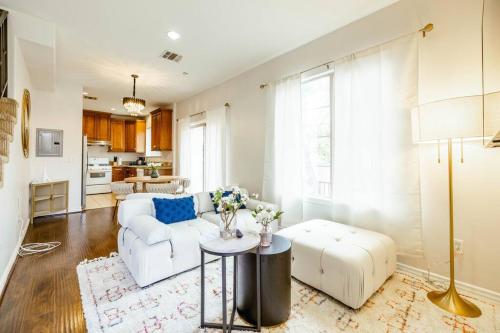 een woonkamer met een witte bank en een tafel bij Sweet Modern House 7mins to Disney in Fullerton