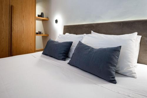Un pat sau paturi într-o cameră la Chania Residence - City centre maisonette