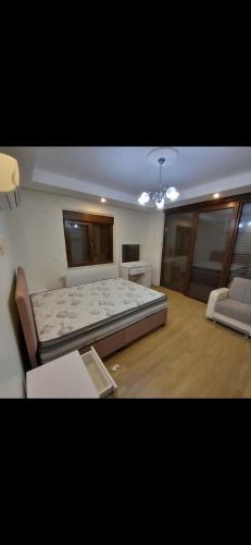 Çınarcık的住宿－Yalova Beach Apartment，一间大卧室,配有一张大床和一张桌子