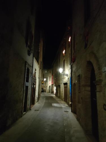 an empty alley way at night with a street at Dal Podestà in San Gemini