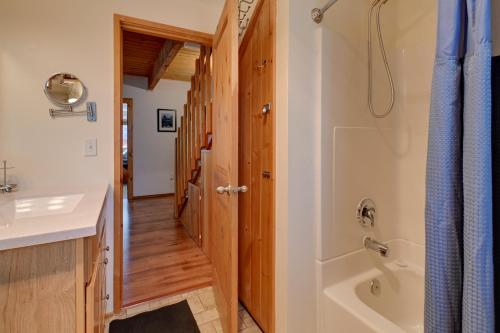 een badkamer met een douche, een wastafel en een bad bij Cozy Ashford Home - 5 Mi to Rainier Natl Park! in Ashford