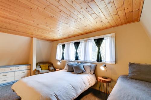 um quarto com uma cama e duas janelas em Cozy Ashford Home - 5 Mi to Rainier Natl Park! em Ashford
