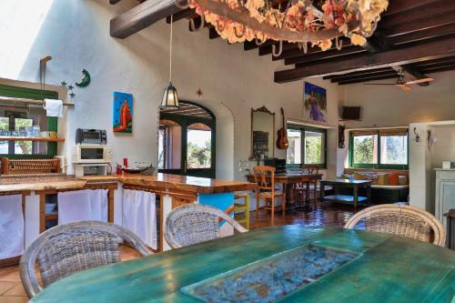 Villa Turquoise Formentera في سانت فيران دي سيس روكيه: غرفة طعام مع طاولة وكراسي