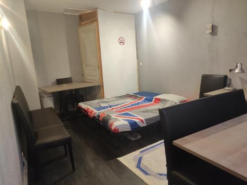 a small room with a bed and a table at Bar Times Square in Vienne