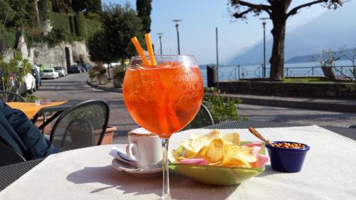 napój siedzący na stole z talerzem chipsów w obiekcie Lake Como View Apartement Allegro w mieście Acquaseria