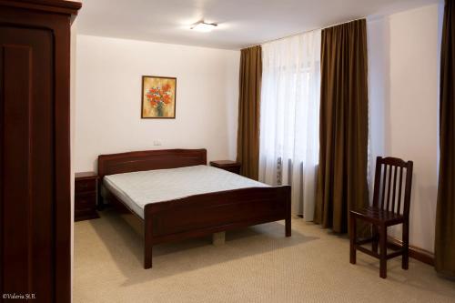 En eller flere senge i et værelse på Casa Caprioara