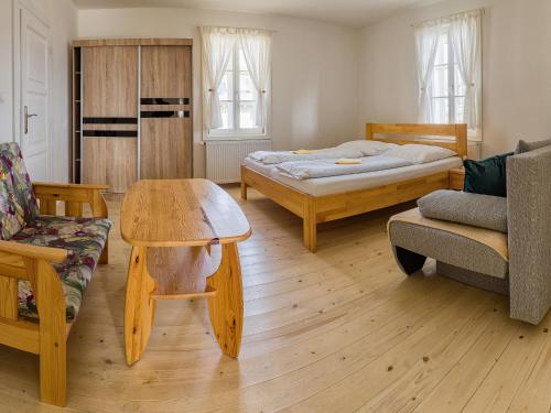 um quarto com duas camas, uma mesa e um sofá em Švajčiarsky Dom em Starý Smokovec