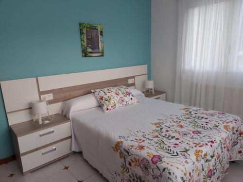 カンガス・デ・オニスにあるLa Huertinaの青い壁のベッドルーム1室(ベッド1台付)