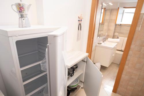 ein Badezimmer mit einem Waschbecken und einem weißen Schrank in der Unterkunft Donna Rosaria House in Sorrent