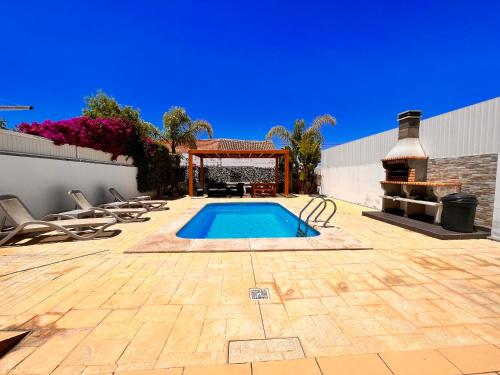 - une piscine sur une terrasse entourée de chaises dans l'établissement Villa Sol, à Ferragudo