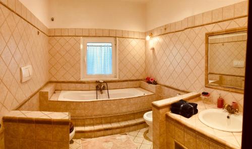 y baño con bañera, aseo y lavamanos. en L' Attichetto, en Ciampino
