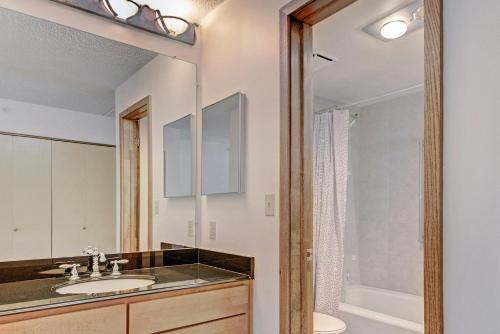 uma casa de banho com um lavatório, um WC e um espelho. em MP522 Mountain Plaza Hotel Room em Copper Mountain