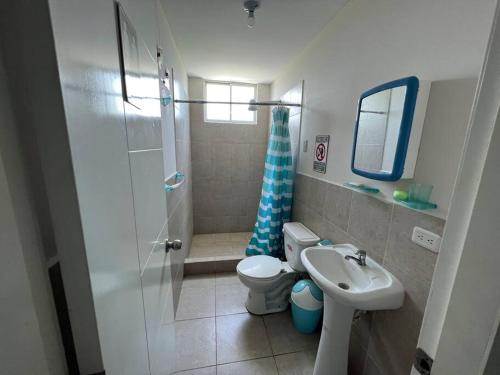 a bathroom with a shower and a toilet and a sink at Paradise departamento para vacacionar in Crucita
