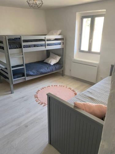une chambre avec deux lits superposés et une fenêtre dans l'établissement Entre lavande et oliviers, à Plaisians