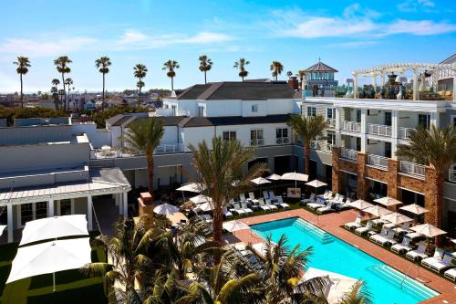 - une vue aérienne sur le complexe avec une piscine et des palmiers dans l'établissement Lido House, Autograph Collection, à Newport Beach