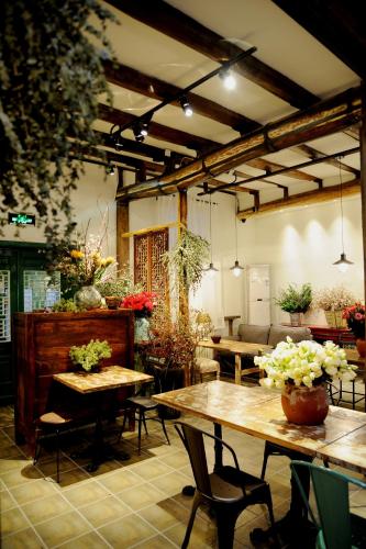 北京市にある北京 ステーション ホステルの広い部屋(テーブル、鉢植えの植物付)