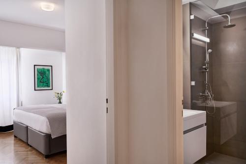 una camera con letto, doccia e lavandino di Parthenon Apartment ad Atene