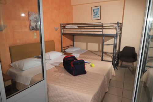 Postel nebo postele na pokoji v ubytování IKAROS Hotel ELLINIKO
