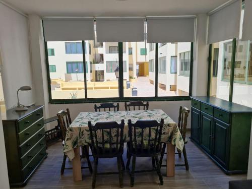 Arrecife-Playa del Reducto Apartment tesisinde bir restoran veya yemek mekanı