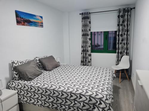 Arrecife-Playa del Reducto Apartment tesisinde bir odada yatak veya yataklar