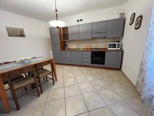 a kitchen with a table and a tableasteryasteryasteryasteryasteryasteryasteryastery at La Rocchetta in Sutri