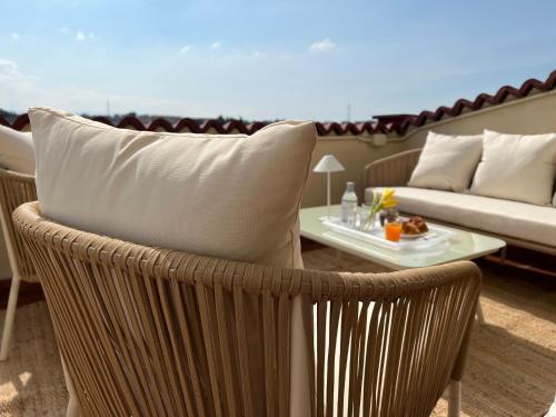 a rattan chair with a pillow sitting in a living room at Villa Lavinia B&B in Montescudaio