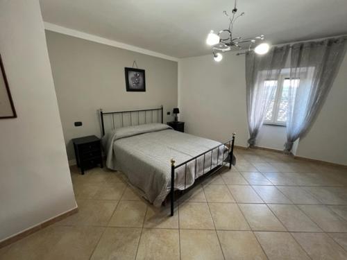 una camera con letto e pavimento piastrellato di La Rocchetta a Sutri