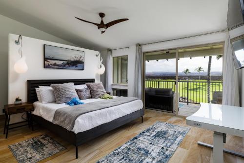 een slaapkamer met een bed en een groot raam bij Hilton Pool Pass Included - Luxury Living on the Green w Pool Hot Tub & Views in Waikoloa