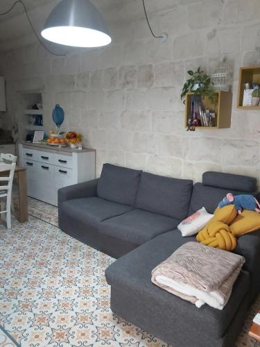 een woonkamer met een bank met bananen erop bij One bedroom apartment in Qormi