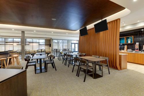 a restaurant with tables and chairs and a bar at SpringHill Suites by Marriott Cheraw in Cheraw
