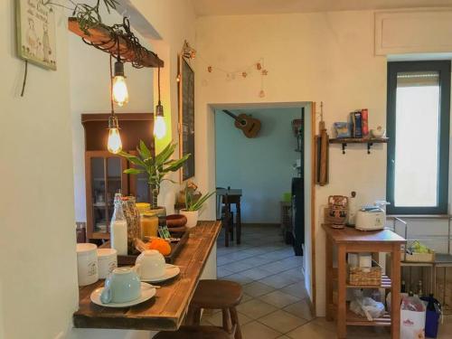 eine Küche mit einem Tisch und Geschirr darauf in der Unterkunft Casa dei nonni 