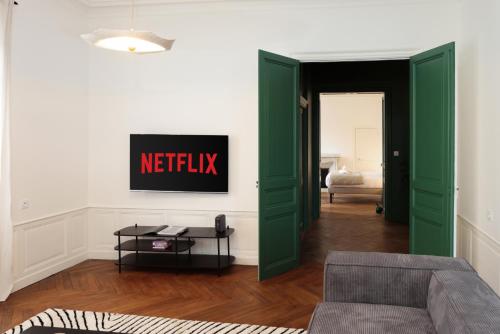 - un salon avec des portes vertes et un canapé dans l'établissement La Pittoresque 1, à Carcassonne