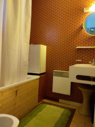 une salle de bain avec un lavabo et un rideau de douche dans l'établissement Studio confortable à Cauterets - 40 m² - Vue sur la montagne, à Cauterets