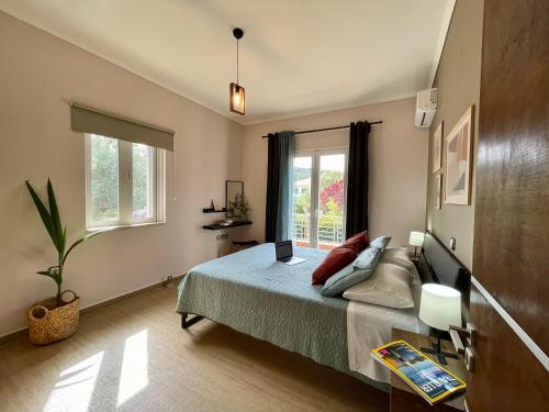 1 dormitorio con 1 cama con ordenador portátil en Apollon Paian , Luxury Nature Relax, en Lefkada