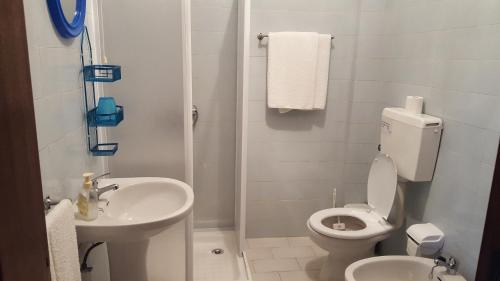Et badeværelse på Alojamento Dona Inês de Castro