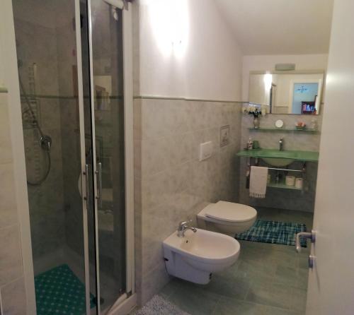 La salle de bains est pourvue d'une douche, de toilettes et d'un lavabo. dans l'établissement Victor house 011017-LT-0824 with private parking, à Levanto