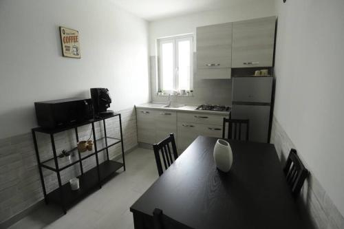 eine Küche mit einem Esstisch, einem Tisch und Stühlen in der Unterkunft Santa Chiara Luxury House in Neapel