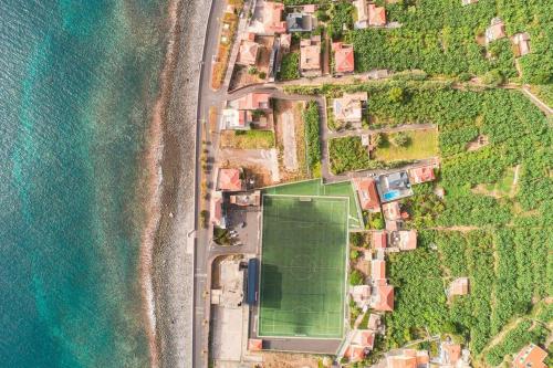 - une vue aérienne sur un terrain de football sur la plage dans l'établissement Sunset Avenue for couple w/ jacuzzi spa hot water, à Paul do Mar