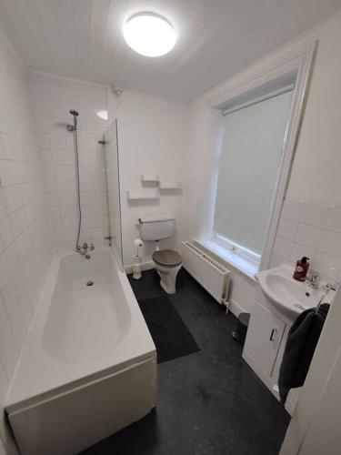 Ett badrum på Church View house,2bed,brighouse central location