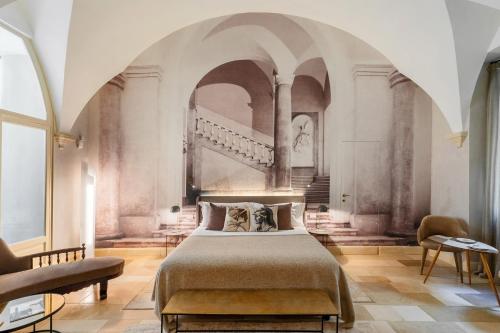 1 dormitorio con 1 cama y escalera en Palazzo Maresgallo Suites & SPA, en Lecce