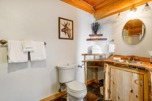 La salle de bains est pourvue de toilettes et d'un lavabo. dans l'établissement Mountain Retreat, à Alma